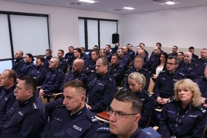 Zdjęcie przedstawia policjantów podczas odprawy rocznej.