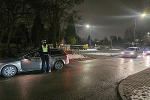 Zdjęcie przedstawia umundurowanego policjanta wydziału ruchu drogowego podczas działań "Trzeźwość".