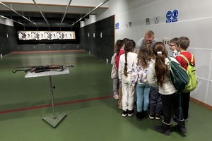 Zdjęcie przedstawia policjantów oraz dzieci podczas wizyty w sosnowieckiej komendzie.