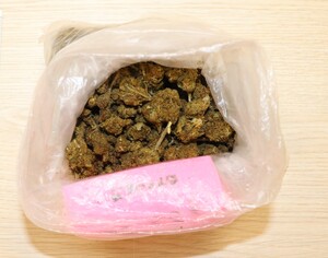 Zdjęcie przedstawia zabezpieczone przez policjantów substancje leżące na stole.