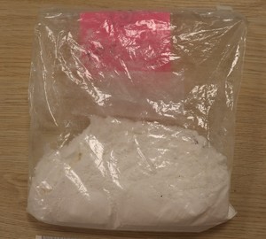 Zdjęcie przedstawia zabezpieczone przez policjantów substancje.