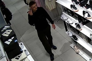 Zdjęcie przedstawia mężczyznę w ciemnej bluzie oraz spodniach.