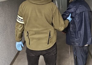 Zdjęcie przedstawia nieumundurowanego policjanta oraz zatrzymanego.