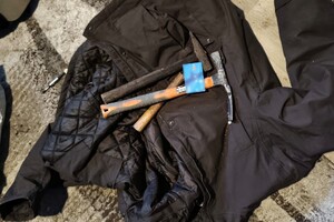 Zdjęcie przedstawia zabezpieczone przez policjantów przedmioty.