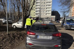 Zdjęcie przedstawia umundurowanych policjantów oraz samochód.
