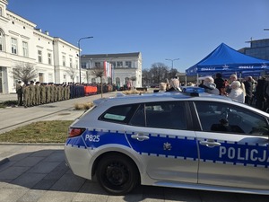 Zdjęcie przedstawia uczestników uroczystości na placu Dworca PKP.