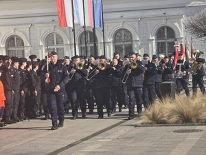 Zdjęcie przedstawia uczestników uroczystości na placu Dworca PKP.