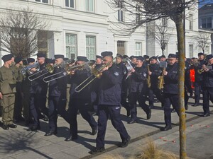 Zdjęcie przedstawia uczestników uroczystości na placu Dworca PKP.