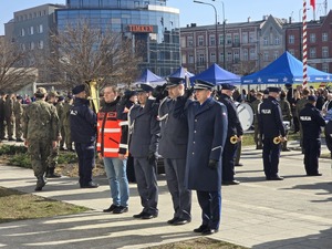 Zdjęcie przedstawia uczestników uroczystości na placu Dworca PKP.
