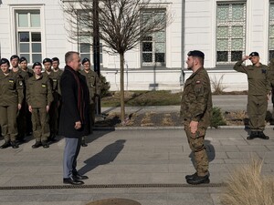 Zdjęcie przedstawia uczestników uroczystości na placu Dworca PKP.