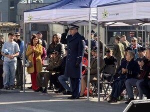 Zdjęcie przedstawia uczestników uroczystości na placu Dworca PKP.