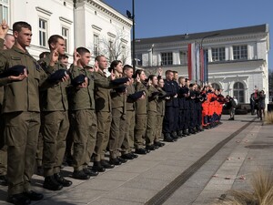 Zdjęcie przedstawia uczestników uroczystości na placu Dworca PKP.