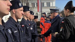 Zdjęcie przedstawia uczestników uroczystości na placu Dworca PKP.