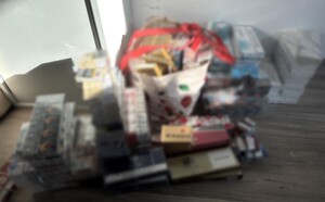 Zdjęcie przedstawia zabezpieczone przez policjantów paczki papierosów.