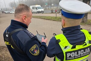 Zdjęcie przedstawia umundurowanego policjanta oraz funkcjonariusza Straży Miejskiej.
