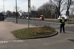 Zdjęcie przedstawia umundurowanego policjanta podczas czynności.