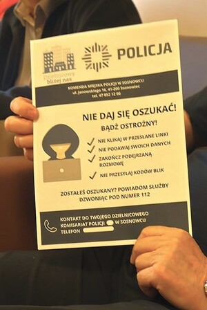 Zdjęcie przedstawia ulotkę dotyczącą oszustw internetowych oraz oszustw pod legendą.