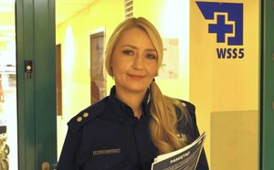 Zdjęcie przedstawia umundurowaną policjantkę.