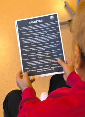 Zdjęcie przedstawia ulotkę dotyczącą oszustw internetowych oraz oszustw pod legendą.