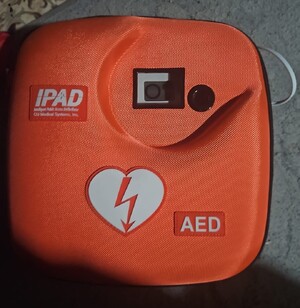 Zdjęcie przedstawia zabezpieczony defibrylator.