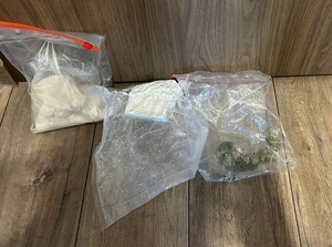 Zabezpieczone substancje leżące na podłodze.