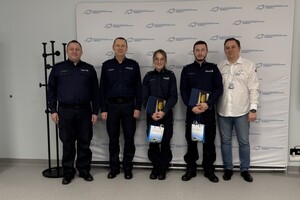 Umundurowani policjanci podczas uroczystości.