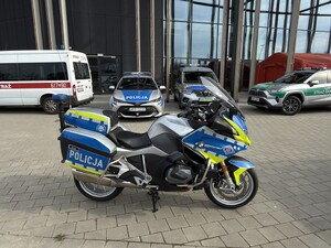 Oznakowany radiowóz oraz motocykl służbowy.
