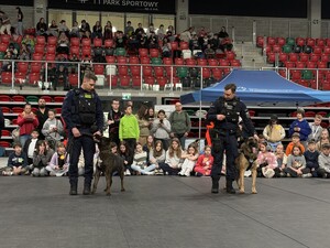 Umundurowany policjant podczas Dnia Bezpieczeństwa w trakcie pokazu.