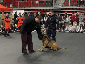 Umundurowany policjant podczas Dnia Bezpieczeństwa w trakcie pokazu.
