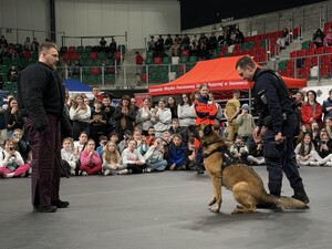 Umundurowany policjant podczas Dnia Bezpieczeństwa w trakcie pokazu.