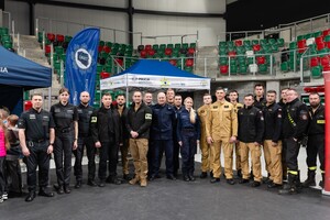 Funkcjonariusze przy stoiskach.