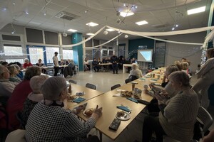 Umundurowani policjanci podczas debaty z mieszkańcami.