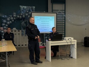 Umundurowani policjanci podczas debaty z mieszkańcami.