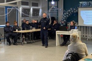 Umundurowani policjanci podczas debaty z mieszkańcami.