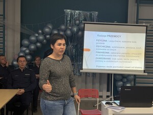 Pracownica Miejskiego Ośrodka Pomocy Społecznej podczas debaty z mieszkańcami.