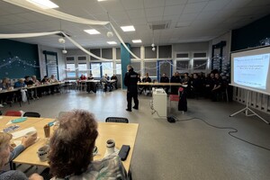 Umundurowani policjanci podczas debaty z mieszkańcami.