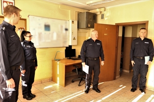 Na zdjęciu widać czterech umundurowanych policjantów