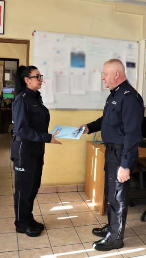 Na zdjęciu widać dwóch umundurowanych policjantów
