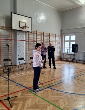 Dzielnicowi KP IV i pracownicy MOPS-u edukują dzieci i młodzież