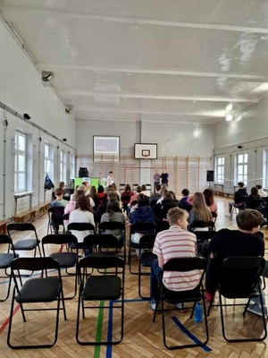Dzielnicowi KP IV i pracownicy MOPS-u edukują dzieci i młodzież