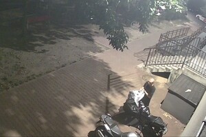 Mężczyzna przy motorze.