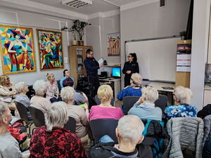 Policjanci z seniorami podczas debaty.