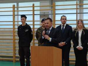 Zdjęcie przedstawia uczestników podczas uroczystości.