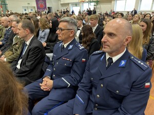 Zdjęcie przedstawia uczestników podczas uroczystości.