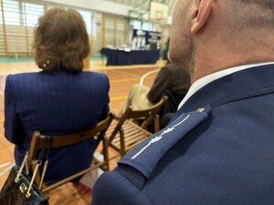 Zdjęcie przedstawia uczestników podczas uroczystości.
