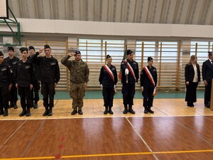 Zdjęcie przedstawia uczestników podczas uroczystości.