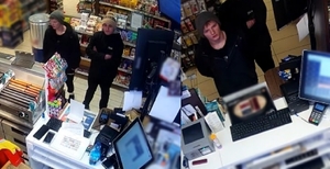 Zdjęcie przedstawia wizerunki sprawców kradzieży na stacji paliw.