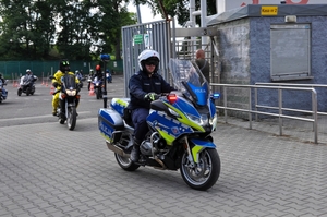Zdjęcie przedstawia umundurowanego policjanta na motorze policyjnym