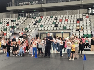 Zdjęcie przedstawia grupę dzieci i umundurowanego policjanta