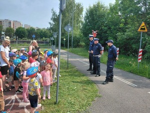 Zdjęcie przedstawia policjantów umundurowanych oraz grupę dzieci